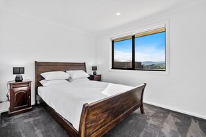 4 bedrooms, desk, iron/ironing board, WiFi