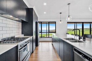 Fridge, microwave, oven, stovetop - Elegant Creekside Retreat (Sorell)