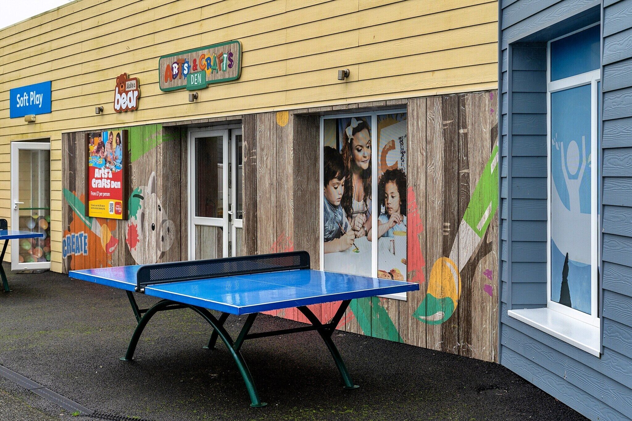 Un bâtiment sur lequel on peut lire une enseigne indiquant « Arts et métiers » et « Ours ».