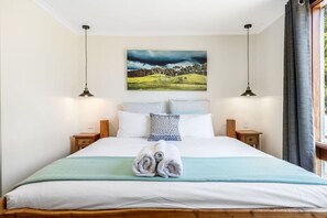 4 sovrum, skrivbord, strykjärn/strykbräda och resesäng