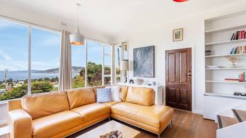 Televisie en een open haard