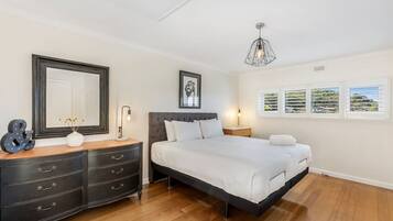 3 slaapkamers, een bureau, een strijkplank/strijkijzer, wifi