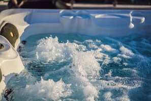 Outdoor spa tub - Cottage in Cornwall by Helford River & Hot Tub (Gweek)