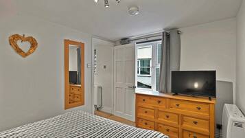 2 bedrooms, iron/ironing board, internet