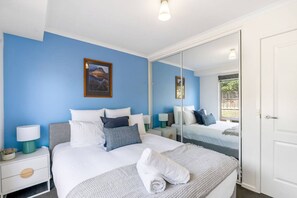 3 bedrooms, iron/ironing board, travel crib, WiFi - Modern & Spacious Howrah Home (Howrah)