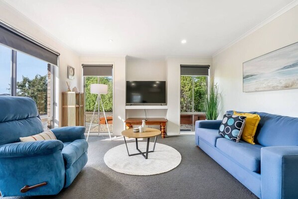 TV - Modern & Spacious Howrah Home (Howrah)