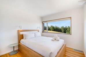 3 habitaciones, escritorio y tabla de planchar con plancha 