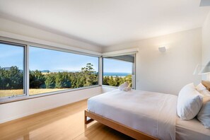 3 chambres, bureau, fer et planche à repasser, lit de bébé portatif