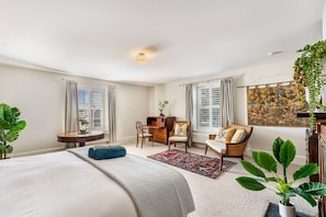 4 bedrooms, desk, iron/ironing board, WiFi