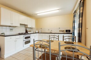 Fridge, microwave, oven, stovetop - Cottage in Netley Hall with Lush Gardens (Dorrington)