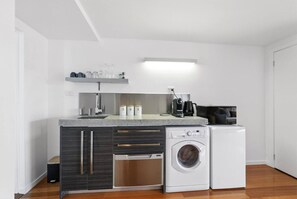 Fridge, microwave, dishwasher, coffee/tea maker - Studio Stay Walk to City & Food (West Hobart)