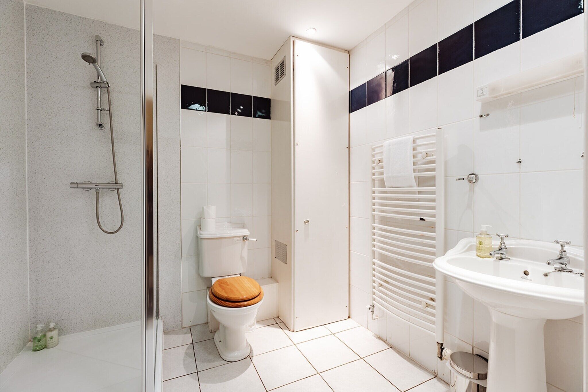 Ein modernes Badezimmer mit Dusche, Toilette und Waschbecken.