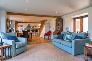 Smart TV, fireplace, DVD player