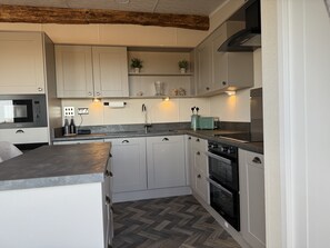 Frigorifero, microonde, forno, pentole/stoviglie/utensili