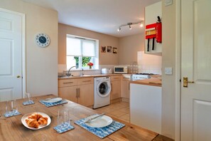 Fridge, oven, stovetop, toaster - Lodge in High Bickington near River Taw (Umberleigh)