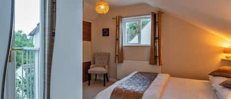 2 bedrooms, iron/ironing board, internet