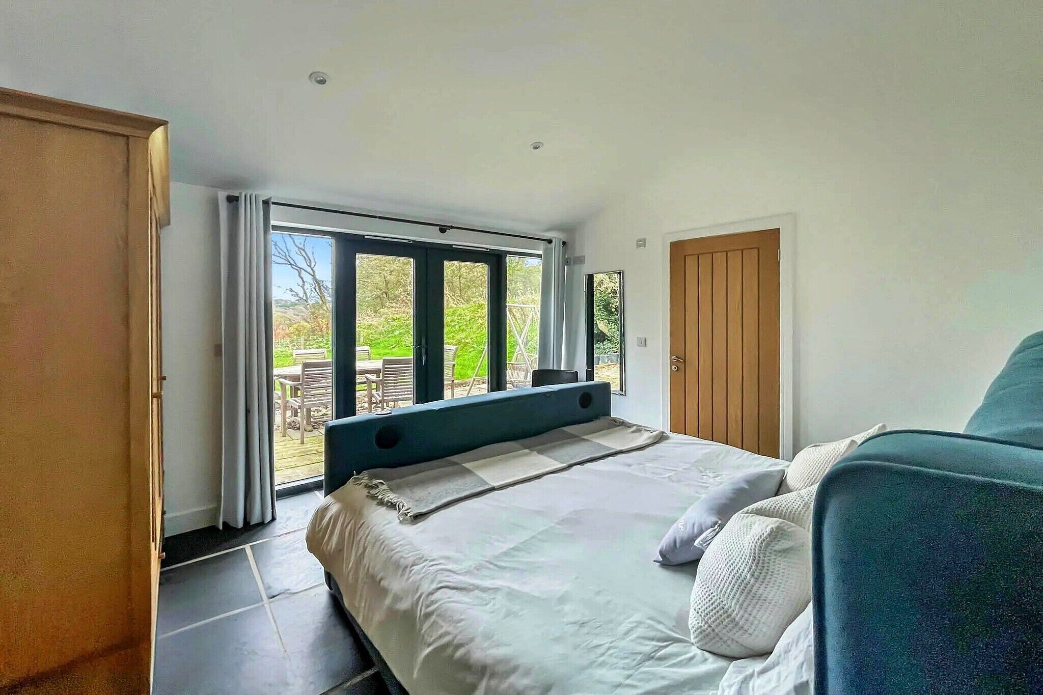 Quarto com cama, janela e porta.