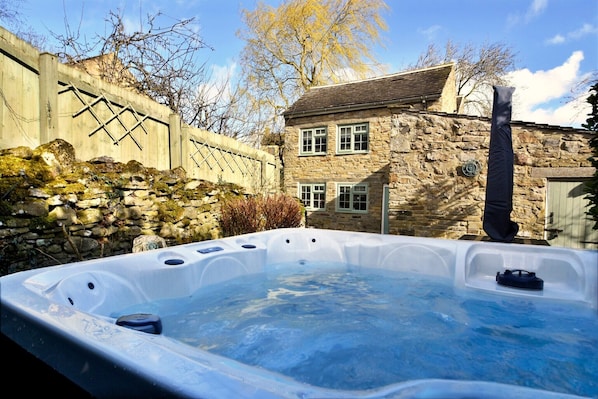 Tina de hidromasaje al aire libre