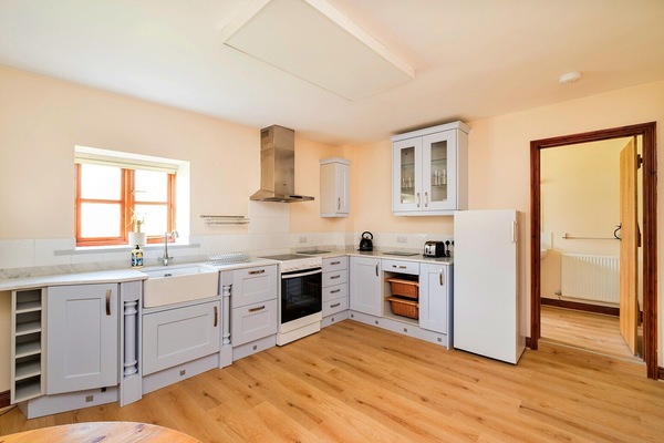 Een koelkast, een microgolfoven, een oven, een kookplaat