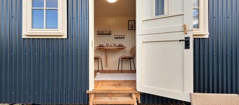 Shepherd's Hut near Cotswolds & Sky Dive Fun