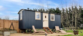 Shepherd's Hut near Cotswolds & Sky Dive Fun