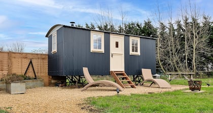 Shepherd's Hut near Cotswolds & Sky Dive Fun