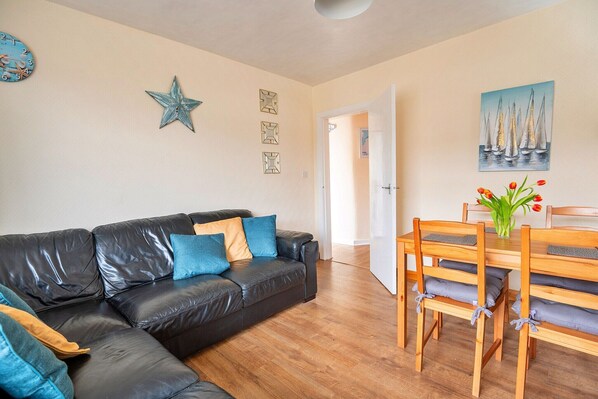 Smart TV, fireplace - Cottage in Kinmel Bay near Nature Reserve (Kinmel Bay)