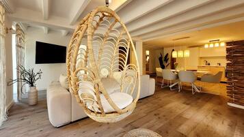 Fernseher, Tischtennisplatte, Stereoanlage