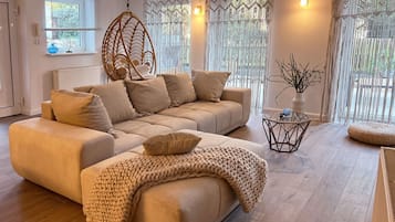 Fernseher, Tischtennisplatte, Stereoanlage