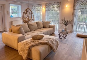 Télévision, table de tennis de table, chaîne hi-fi