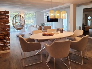 Unclassified image, 4 of 48, button