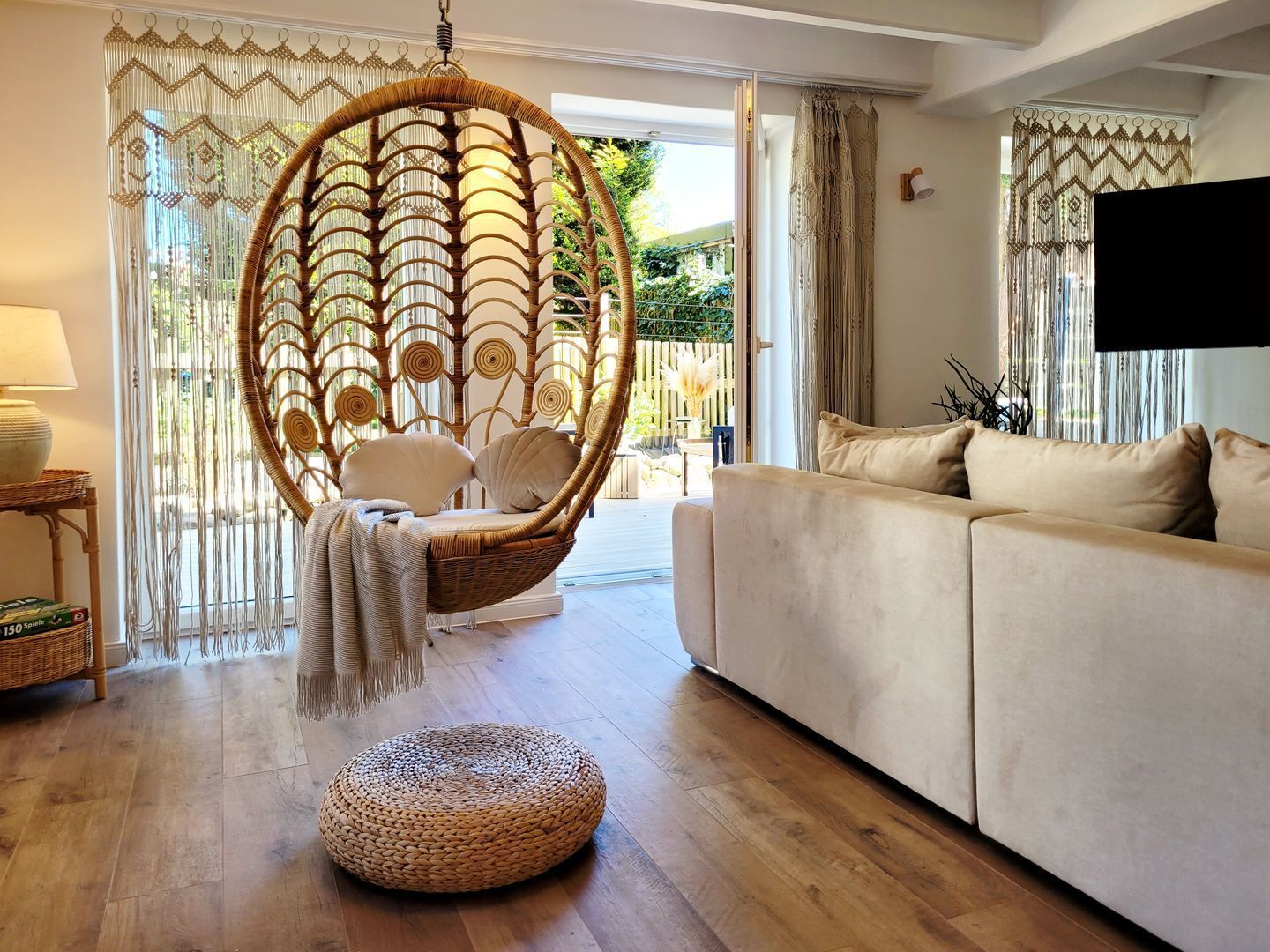 Fernseher, Tischtennisplatte, Stereoanlage