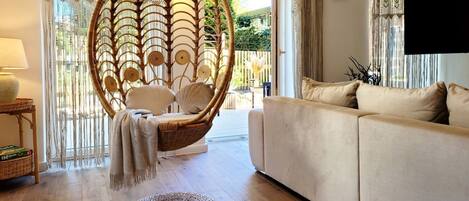 Fernseher, Tischtennisplatte, Stereoanlage