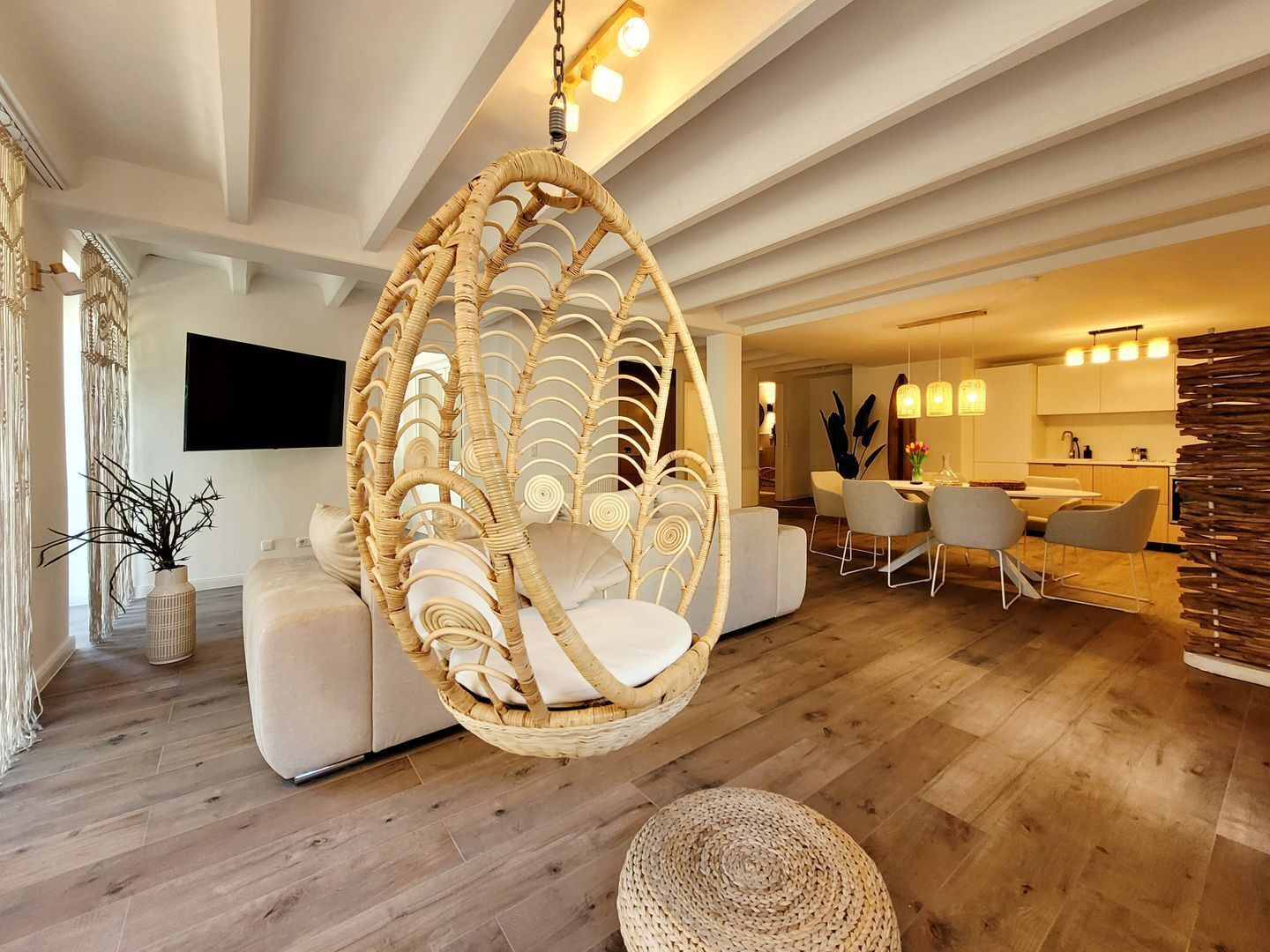 Fernseher, Tischtennisplatte, Stereoanlage