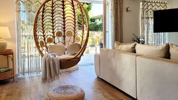 Fernseher, Tischtennisplatte, Stereoanlage