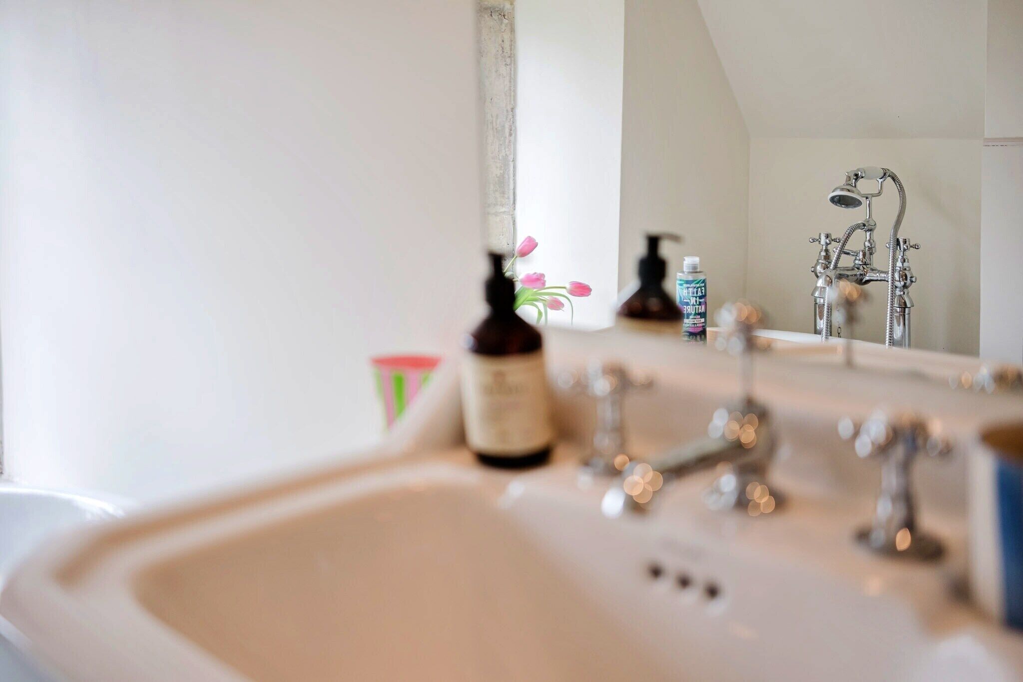 Ein Badezimmer mit Waschbecken, Spiegel und Dusche.