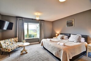 4 bedrooms, iron/ironing board, free WiFi