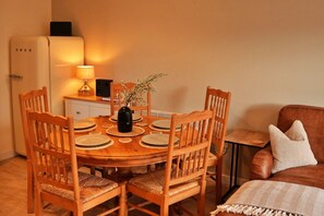 Dining - Pet-friendly countryside holiday home, No Deposit (Bourton-on-the-Water)