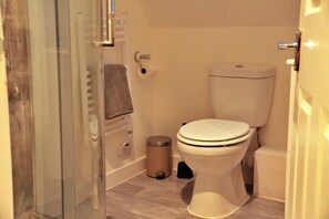 Shower, hair dryer - Pet-friendly countryside holiday home, No Deposit (Bourton-on-the-Water)