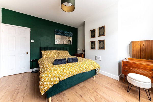 2 bedrooms, iron/ironing board, free WiFi