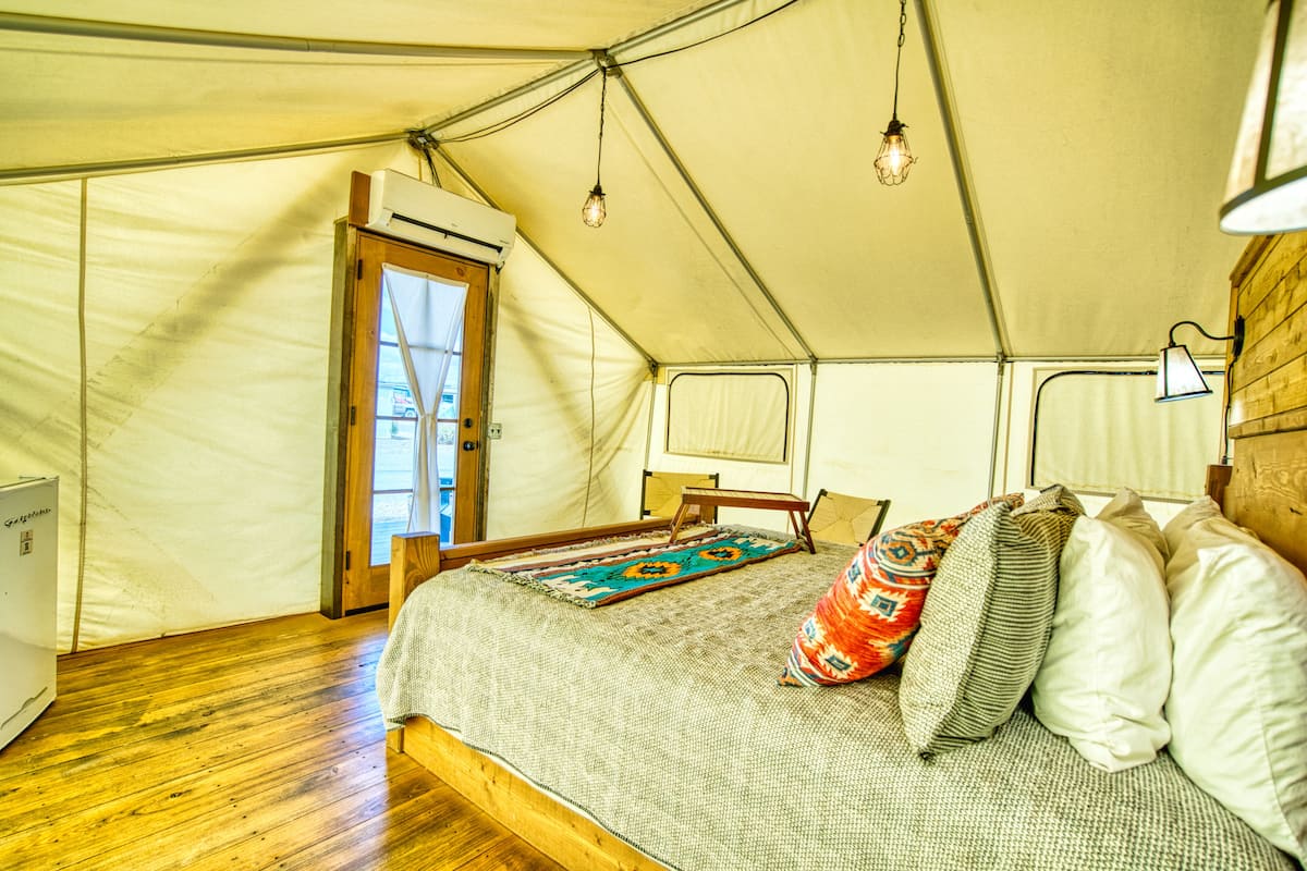 Romantic Tent (Safari Tent - Glamping) | Iron/ironing board, free WiFi