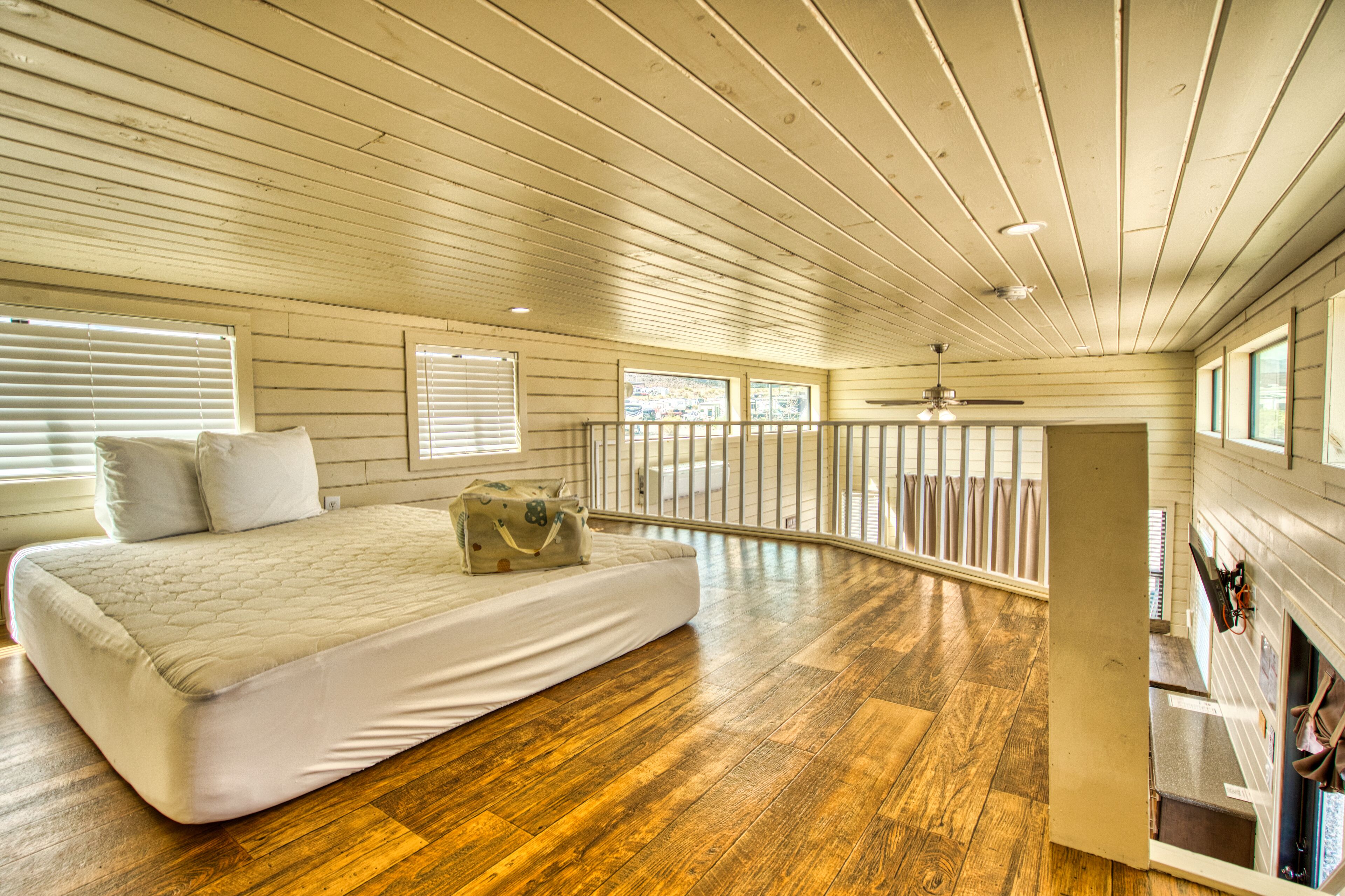 Seterika/papan seterika, Wi-fi percuma 