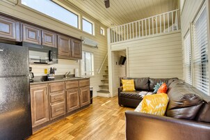 Premium Cabin, 2 Bedrooms (With Sleeping Loft) | Private kitchen