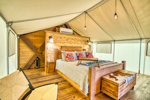 Romantic Tent (Safari Tent - Glamping) | Iron/ironing board, free WiFi