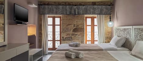 2 chambres, fer et planche à repasser, lit de bébé portatif