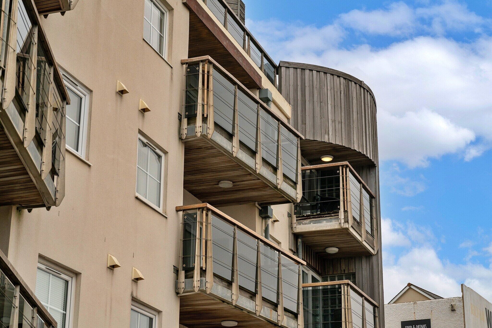 Un immeuble à plusieurs étages doté de balcons et de grandes fenêtres.