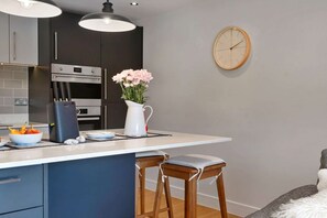 Een koelkast, een magnetron, een oven, een kookplaat