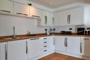 Fridge, microwave, oven, stovetop - Cottage in Cornwall near Bodmin Moor (St Breward)