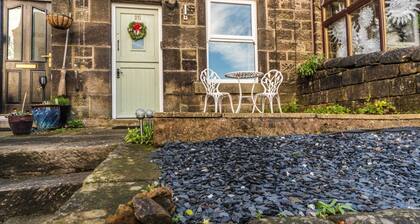 Hillside cottage in Matlock, No Deposit