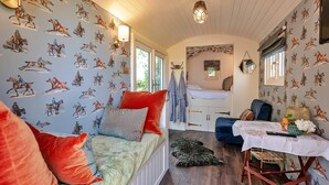 Une pièce confortable avec un lit, un bureau et une fenêtre.